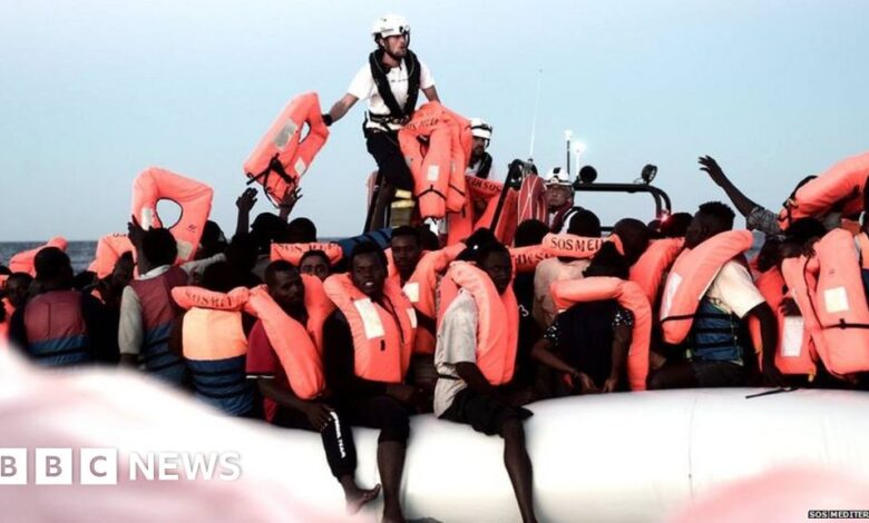 101964423 migrants.jpg