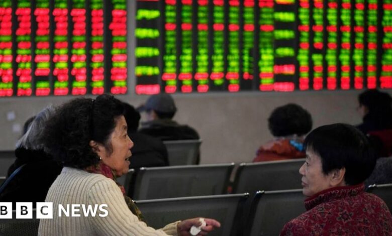 106165003 chinastockspeoplegreenandred.jpg