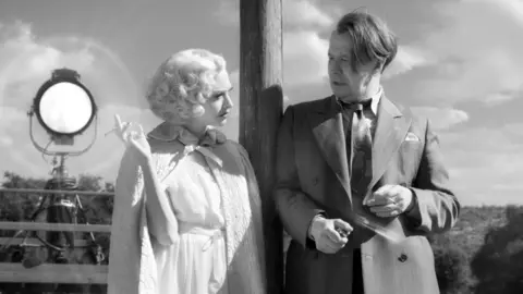 NETFLIX Amanda Seyfried and Gary Oldman in Mank