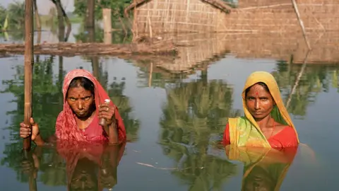 Gideon Mendel Two women in the village of Salempur near Muzaffarpur which is totally flooded