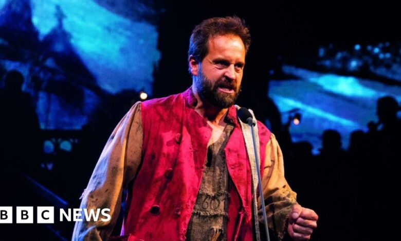 116064507 lesmis2 pa.jpg