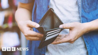 120365969 wallet976.jpg